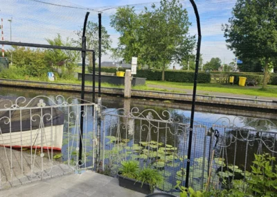 Katvriendelijke vrijstaande tuinafzetting bij het water in Zwammerdam. Met verhoogde palen.