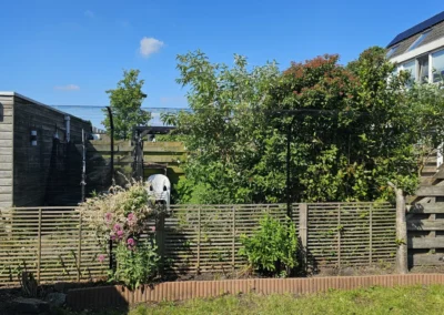 Katvriendelijke tuin in Amstelveen met veilige omheining, veel groen, loungeplekjes en speelplekjes voor katten.