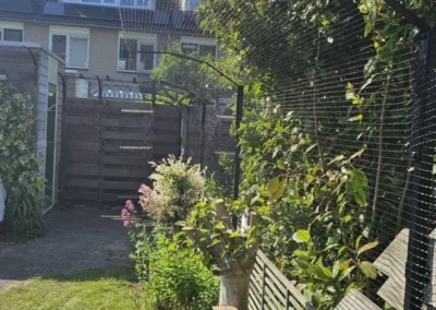 Katvriendelijke tuin in Amstelveen met veilige omheining, veel groen, loungeplekjes en speelplekjes voor katten.