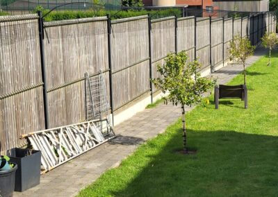 Katvriendelijke tuin in Oudenaarde, België met veilige omheining, veel groen, loungeplekjes en klimopties voor katten.