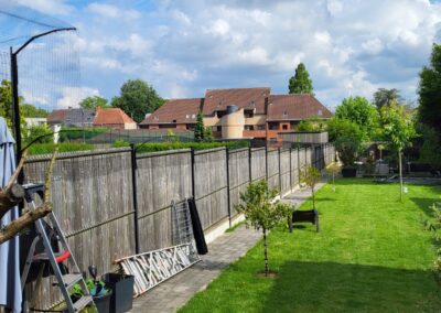 Katvriendelijke tuin in Oudenaarde, België met veilige omheining, veel groen, loungeplekjes en klimopties voor katten.