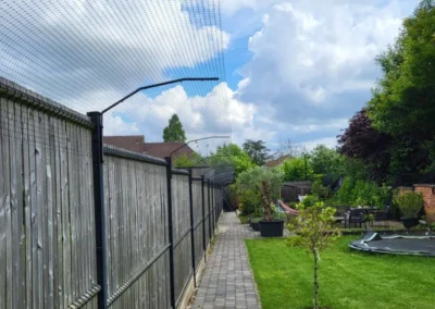 Katvriendelijke tuin in Oudenaarde, België met veilige omheining, veel groen, loungeplekjes en klimopties voor katten.