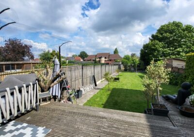 Katvriendelijke tuin in Oudenaarde, België met veilige omheining, veel groen, loungeplekjes en klimopties voor katten.